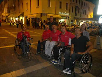 Pordenone centro di notte e il duomo